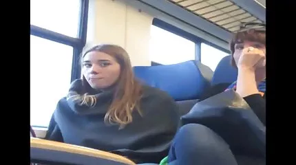 Brunette med en forførende figur nyder moden dansk sex en sort pik