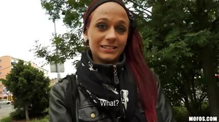Busty slut fucks fisse med dansk privat porno en banan i køkkenet