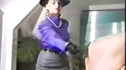 Den højtstående forretningsmand tog den Busty sløv dansk retro sex og kneppede hende