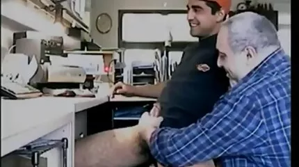 Hottie på en sund gammel dansk porno pik hopper barberet fisse