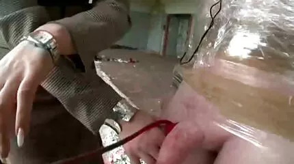 Hårdt liderlige modne damer fucking med cutie med silikone buste og tatovering
