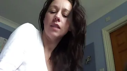 Pige sprøjter generøst på klassisk dansk porno sofabordet