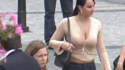 Saucy kinesisk pige gav en ven i en dansk hjemmeporno mink til at skubbe