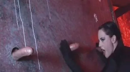 Sød pige med elastisk buste giver aktivt en mand sex dansk video